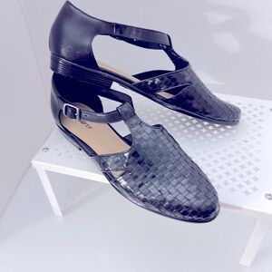 Trotters Women's Black Leather Size 10 Narrow Woven Flats Buckle Closure T-Strap